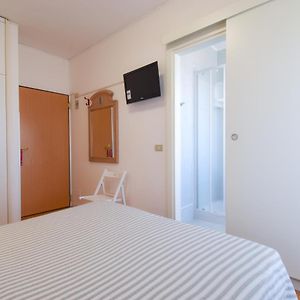 Zimmer mit Kingsize-Bett